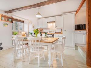 Kuchyň nebo kuchyňský kout v ubytování 2 Bed in Broughton-in-Furness SZ429
