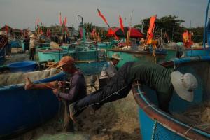 a group of men working on a boat at Cay Bang Homestay in Long Hai +7 photos