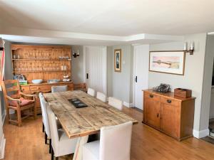 Η κουζίνα ή μικρή κουζίνα στο 4 Bed in Ningwood IC048