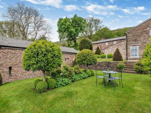 a garden with a table and chairs in a yard at 2 Bed in Hay-on-wye 42881 in Craswall
