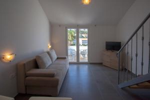 Televízia a/alebo spoločenská miestnosť v ubytovaní Mar e Sol Apartments