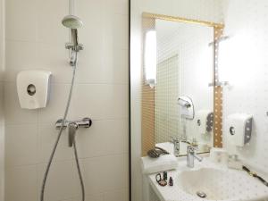 a bathroom with a shower and a sink at ibis Hotel Brussels Airport in Diegem