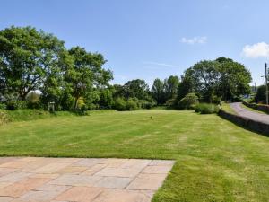 ウィリトンにある1 Bed in Williton 74145の木々が茂る大草原 +11枚の写真