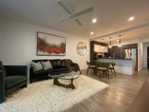 una sala de estar con un sofá y una mesa en Urban Retreat - Shared Apartment with Queen Bed and Private Ensuite, en Brisbane