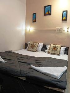 Postel nebo postele na pokoji v ubytování Banaras Rest House