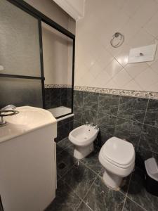 Et badeværelse på EN EL CORAZÓN DE LA FELIZ II Luminoso 3 ambientes con cochera privada