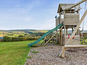 Herní místnost nebo prostor pro děti v ubytování 2 Bed in Sowerby Bridge 90887
