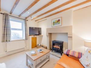 Un televizor și/sau centru de divertisment la 2 Bed in Wirksworth 1 mile 91398