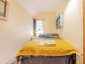 Un pat sau paturi într-o cameră la 2 Bed in Wirksworth 1 mile 91398