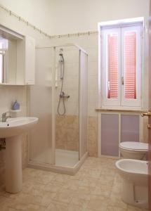 een badkamer met een douche, een toilet en een wastafel bij Villa Giovanna in Nardò