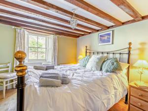 Ένα ή περισσότερα κρεβάτια σε δωμάτιο στο 2 Bed in Portland 91468