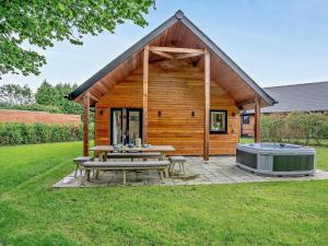 Killayにある2 Bed in Gower 91723の木造キャビン(ピクニックテーブル、ホットタブ付)