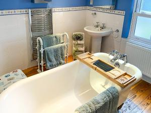Ένα μπάνιο στο 2 Bed in Portland 91468 +12 φωτογραφίες