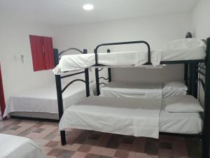 un groupe de lits superposés dans une pièce dans l'établissement Cabaña villa, à Sabanagrande