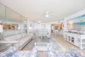 una sala de estar con un sofá y una mesa en Phoenix VII 7503 condo, en Orange Beach 48 fotos más