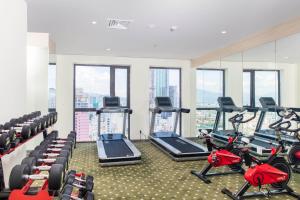 una palestra con tapis roulant ed ellittiche in un edificio di Stella Maris Nha Trang Hotel a Nha Trang Altre 108 foto