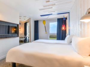 Ένα ή περισσότερα κρεβάτια σε δωμάτιο στο ibis styles La Rochelle Thalasso Chatelaillon +135 φωτογραφίες