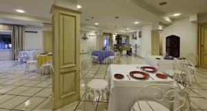 Un restaurante o sitio para comer en Hotel Villa Poseidon & Events