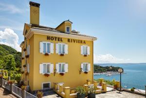 a hotel niagara with a view of the water at Hotel Riviera & Maximilian's in Trieste