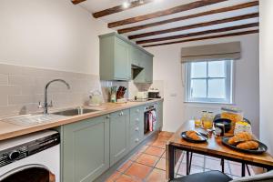 O bucătărie sau chicinetă la Fair Maids Cottage +6 fotografii