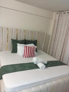 Ένα ή περισσότερα κρεβάτια σε δωμάτιο στο Nyali Fully Furnished Apartment