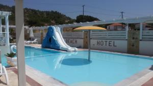 Bazén v ubytování Aphrodite Beach Hotel nebo v jeho okolí