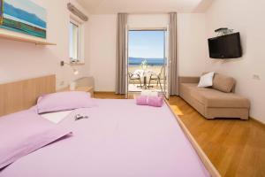 Un pat sau paturi într-o cameră la Apartmani Villa Athina