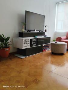 Μια τηλεόραση ή/και κέντρο ψυχαγωγίας στο Habitación privada en cedritos