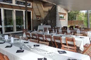 a long table with white tables and chairs at Koitelin Residenssi in Oulu