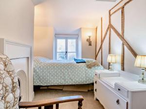 Postel nebo postele na pokoji v ubytování 2 Bed in Brecon 92729
