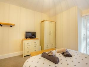 Ένα ή περισσότερα κρεβάτια σε δωμάτιο στο 2 Bed in Porthmadog 93835