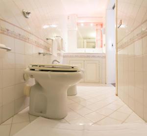 チェファルにあるCaracciolo Loungeの白いバスルーム(トイレ、鏡付)