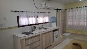 a small kitchen with a sink and a window at Complejo Los Azahares in Roque Sáenz Peña