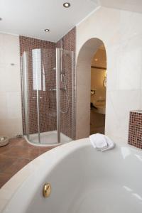 Koupelna v ubytování Frühstückshotel Seemannsbraut Amrum-adults only ab 18 Jahre-keine Haustiere- + 37 fotografií