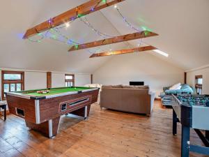 un salon avec une table de billard et un canapé dans l'établissement 2 Bed in Llangorse 91085, à Llangorse
