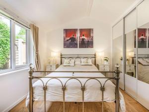 Un dormitorio con una cama y dos ventanas. en 1 Bed in Bodmin 88049, en Luxulyan 28 fotos más
