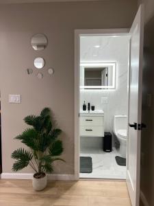 Bilik mandi di Modern 2BR and Office Near NYC With Parking - Sleeps 6 +13 gambar