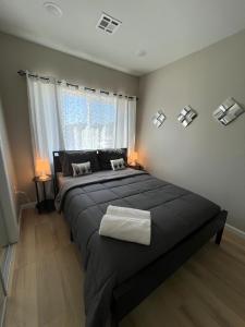 Katil atau katil-katil dalam bilik di Modern 2BR and Office Near NYC With Parking - Sleeps 6