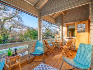 una veranda protetta con sedie e un tavolo di 3 Bed in Great Ayton 77736 a Great Ayton
