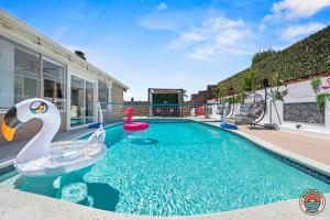 ein Schwimmbecken mit einem Plastikschwan in der Mitte in der Unterkunft Relax and Unwind 4BR La Mesa Home with Pool plus Spa in La Mesa