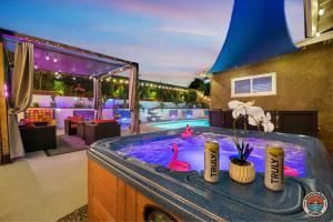 ein Whirlpool mitten in einem Haus in der Unterkunft Relax and Unwind 4BR La Mesa Home with Pool plus Spa in La Mesa + 41 Fotos