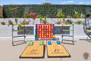 eine Tischtennisplatte mit zwei Tischtennisbällen in der Unterkunft Relax and Unwind 4BR La Mesa Home with Pool plus Spa in La Mesa