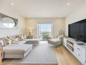 TV a/nebo společenská místnost v ubytování 4 Bed in Westward Ho 87428