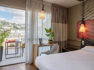 Postel nebo postele na pokoji v ubytování ibis Cannes Plage La Bocca + 95 fotografií