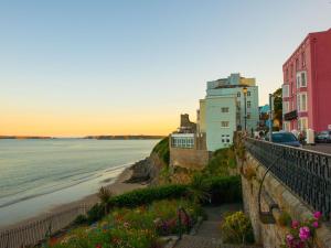 vistas a una playa con edificios y flores en 2 Bed in TENBY FB284, en Tenby