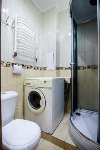 リヴィウにあるAlfa Apartments Ohienka 17 1のバスルーム(トイレ、洗濯機付)