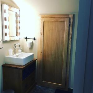 bagno con lavandino e porta in legno di CASA CHJUCA au cœur de la Citadelle a Bastia