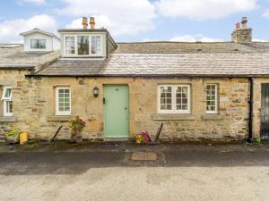 an old stone house with a green door at 1 Bed in Bellingham 89085 in Bellingham +8 photos