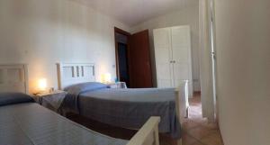 ポリカストロ・ブッセンティーノにあるCasa Alberico - Golfo di Policastroのベッドルーム1室(ベッド1台付)と部屋のドア1室が備わります。
