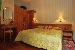 En eller flere senge i et værelse på Hotel Ambrosi